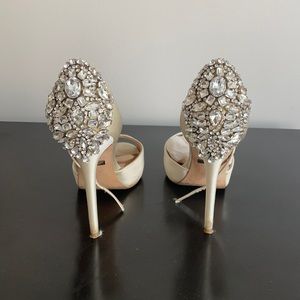Badgley mischka pumps. Worn once at my wedding